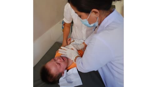 Thông mũi cho trẻ bằng vật lý trị liệu danluudamchotre Thông mũi cho trẻ bằng vật lý trị liệu